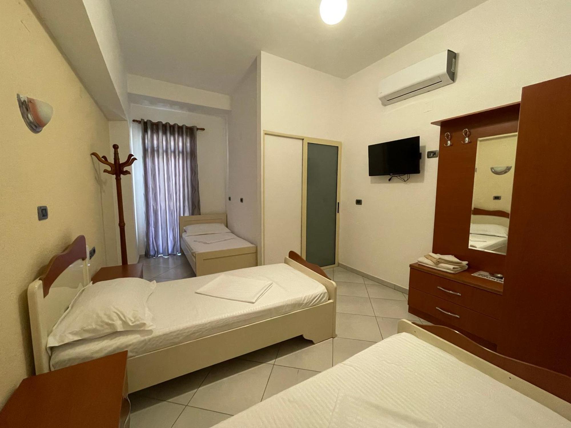 Hotel Latifi Gramsh Exteriör bild