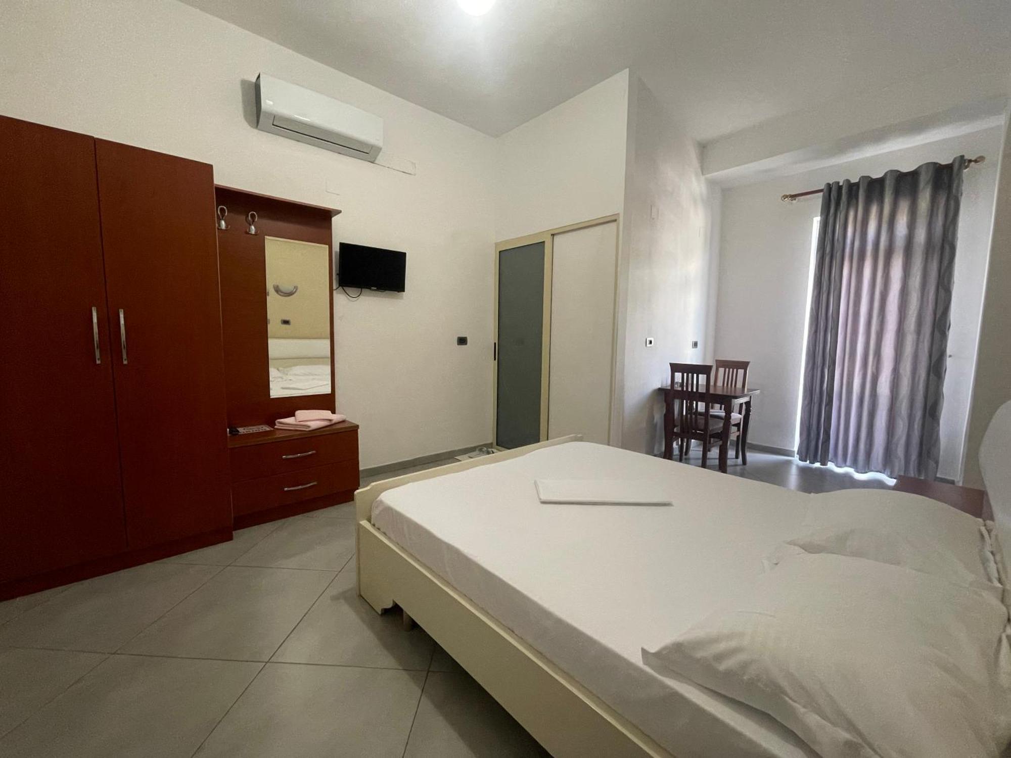 Hotel Latifi Gramsh Exteriör bild