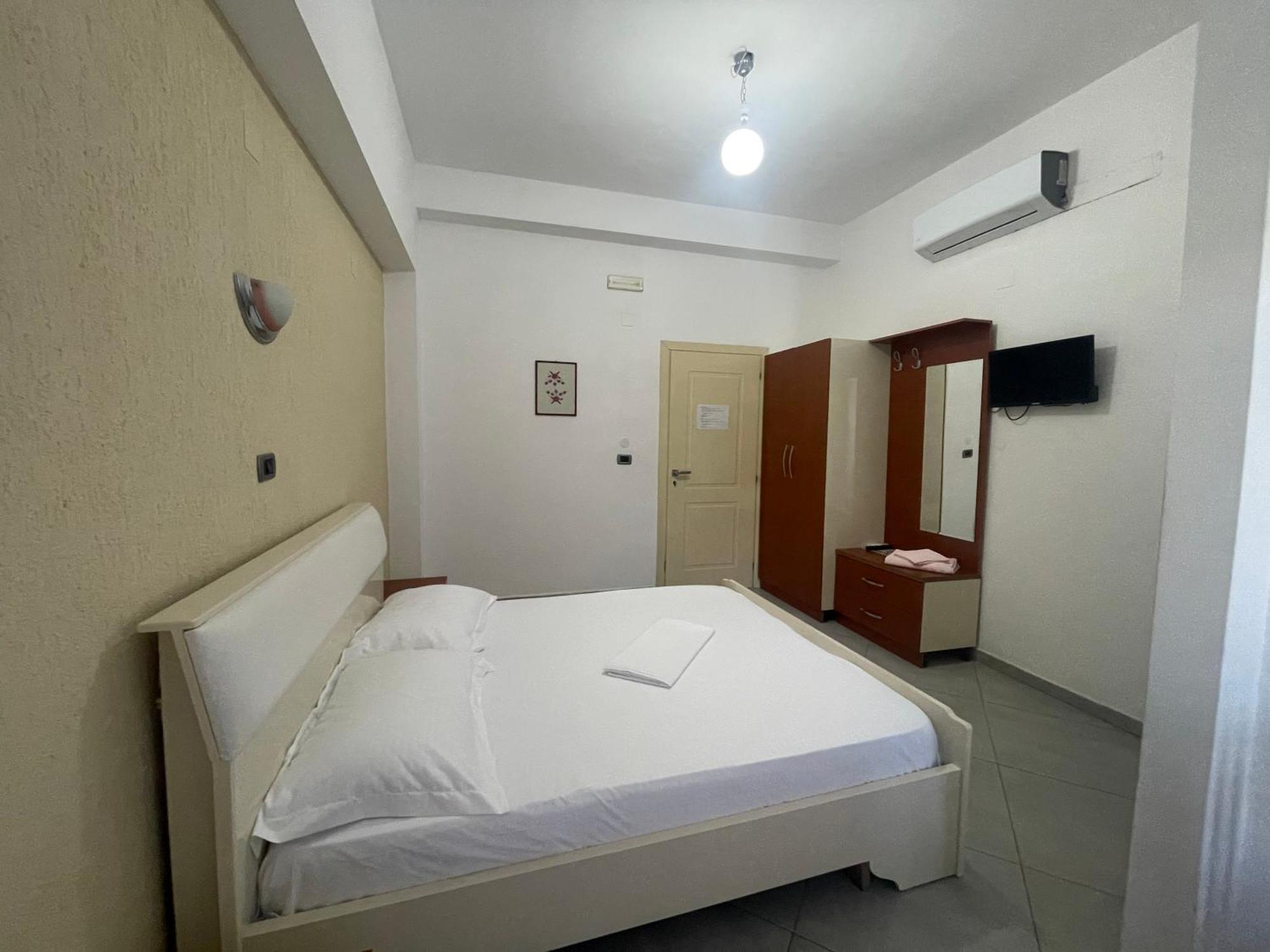 Hotel Latifi Gramsh Exteriör bild