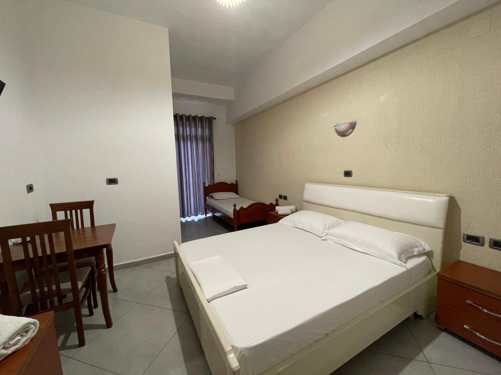 Hotel Latifi Gramsh Exteriör bild