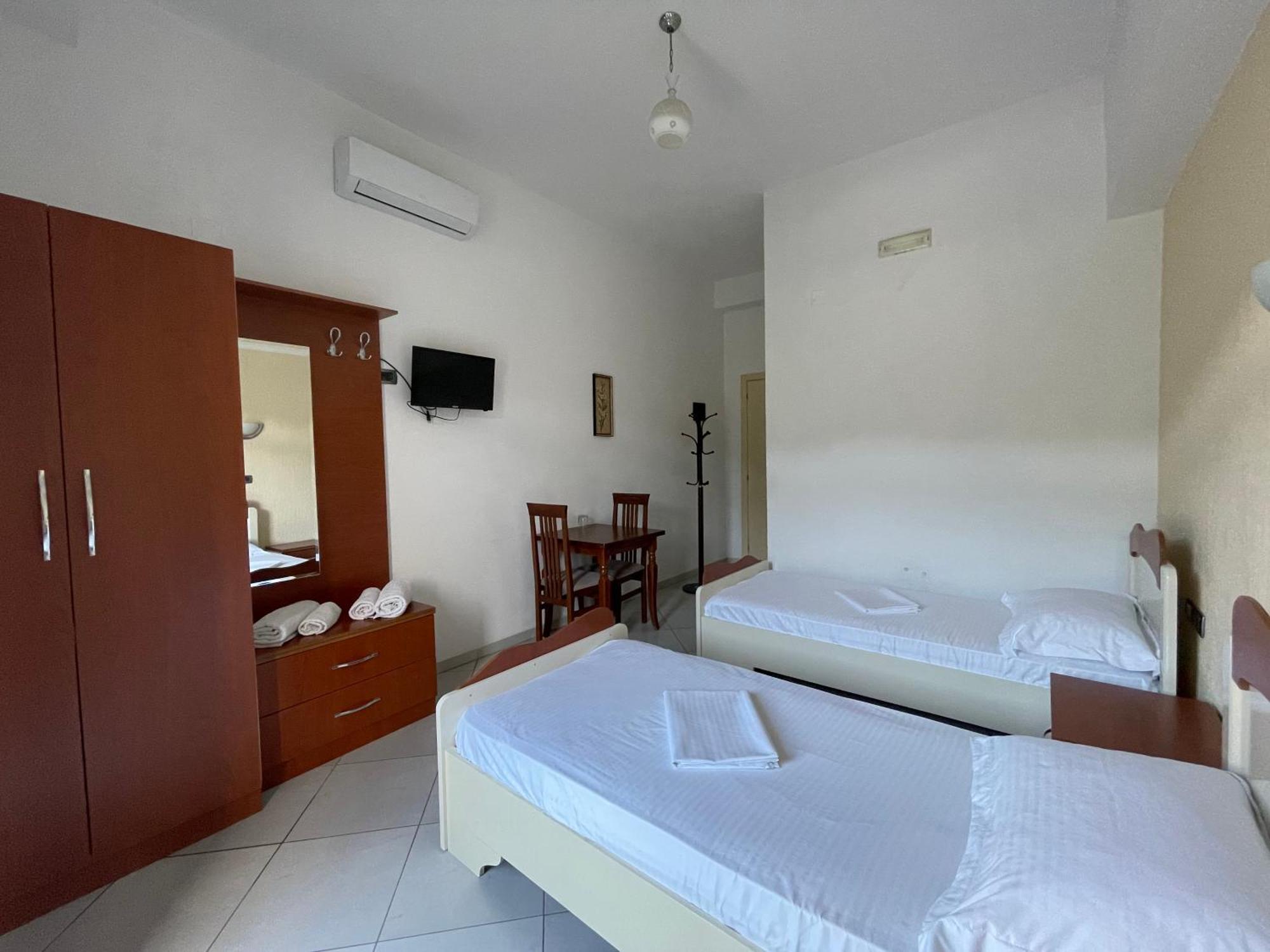 Hotel Latifi Gramsh Exteriör bild