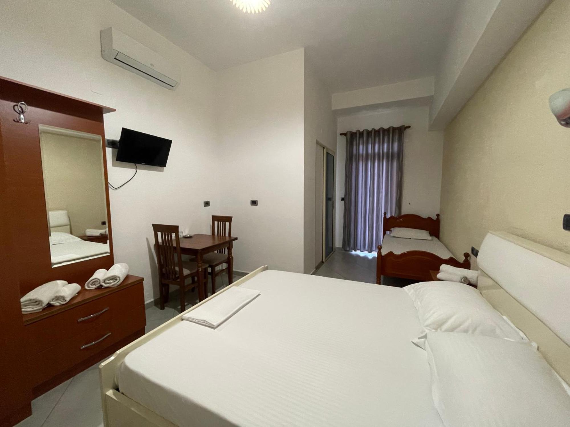 Hotel Latifi Gramsh Exteriör bild