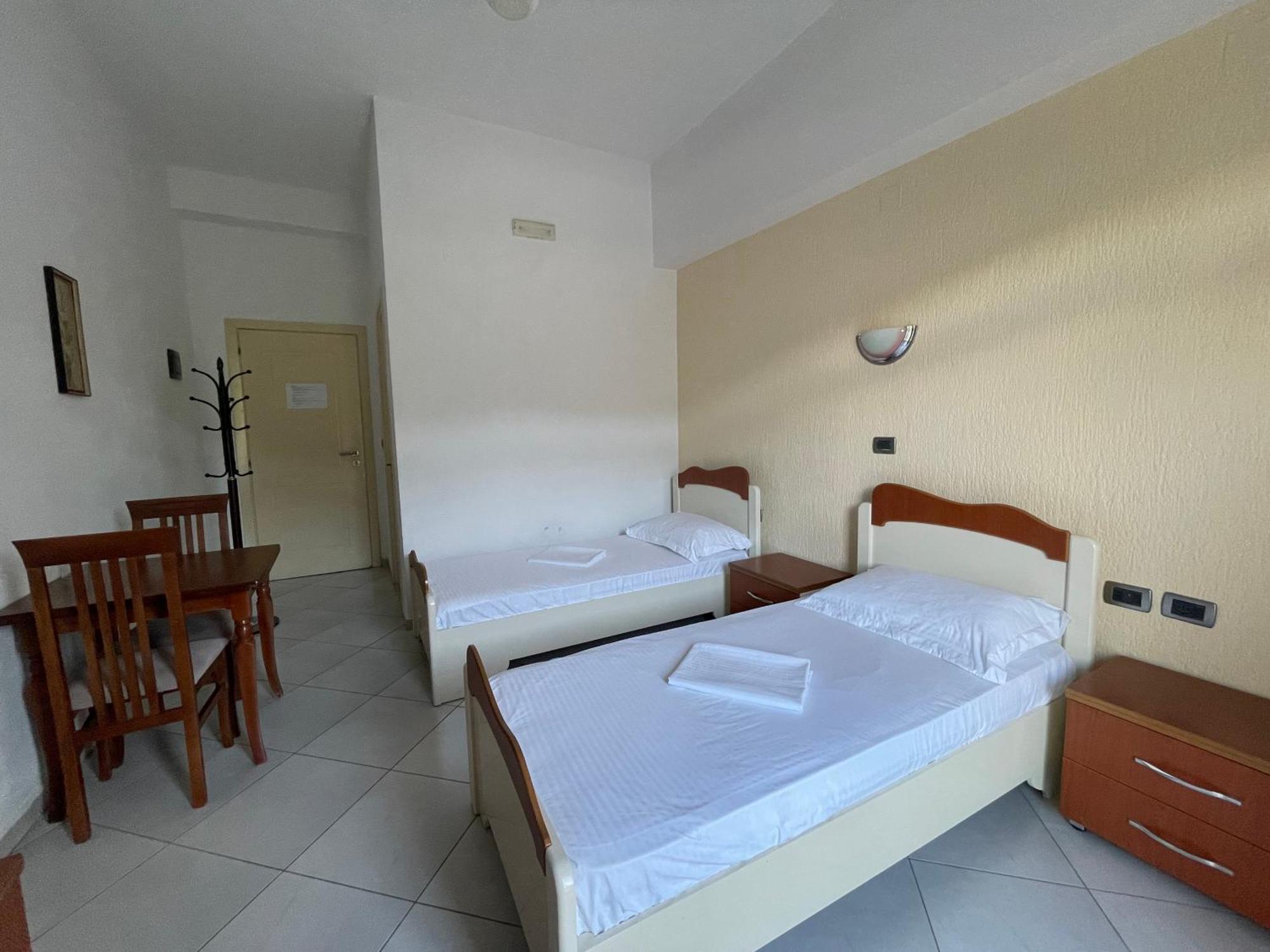 Hotel Latifi Gramsh Exteriör bild