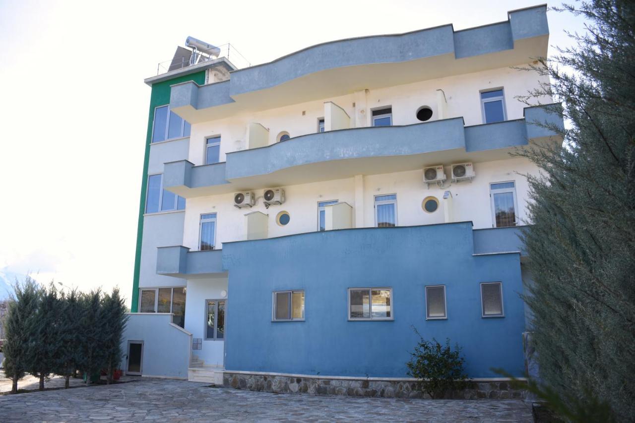 Hotel Latifi Gramsh Exteriör bild