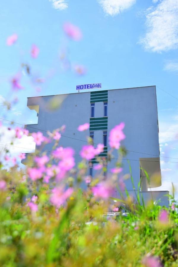 Hotel Latifi Gramsh Exteriör bild